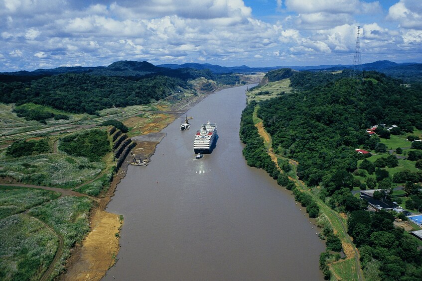 6-Hour Panama Canal Ship Cruise