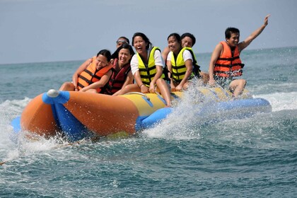 Boracay: Aufblasbare Banane oder Drachenbootfahrt