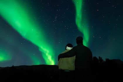 Tromsø: Inseguimento dell'aurora boreale con storie e foto locali