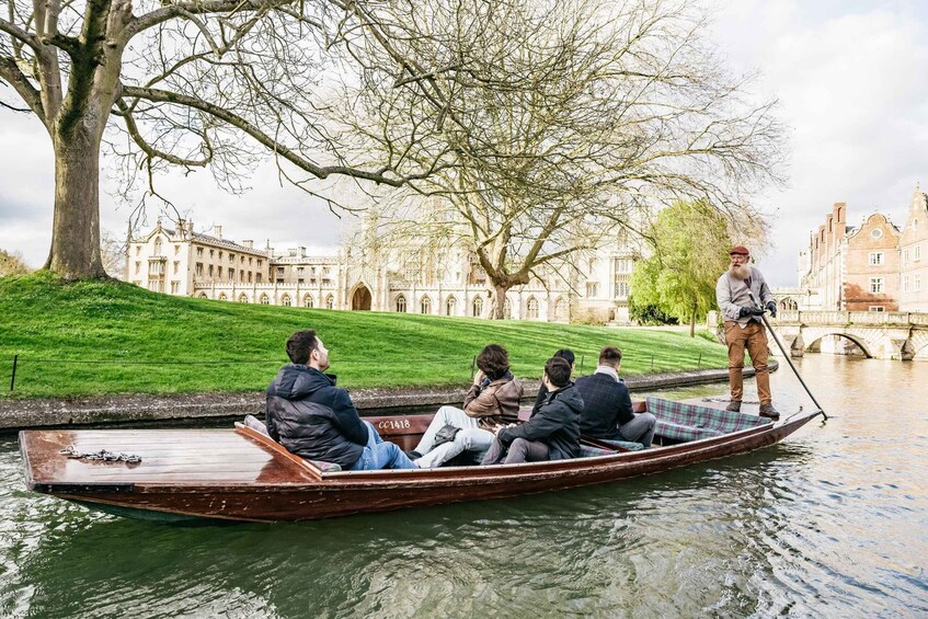 Cambridge: Guided River Cam Punting Tour