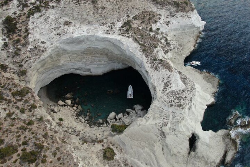 Milos: Half-Day Speedboat Cruise to Kleftiko with snorkeling tour