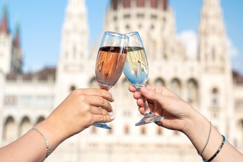 Budapest Evening or Night Sightseeing Cruise & Unlimited Prosecco