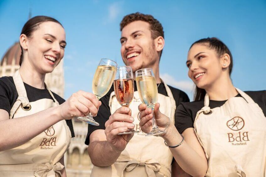 Budapest Evening or Night Sightseeing Cruise & Unlimited Prosecco