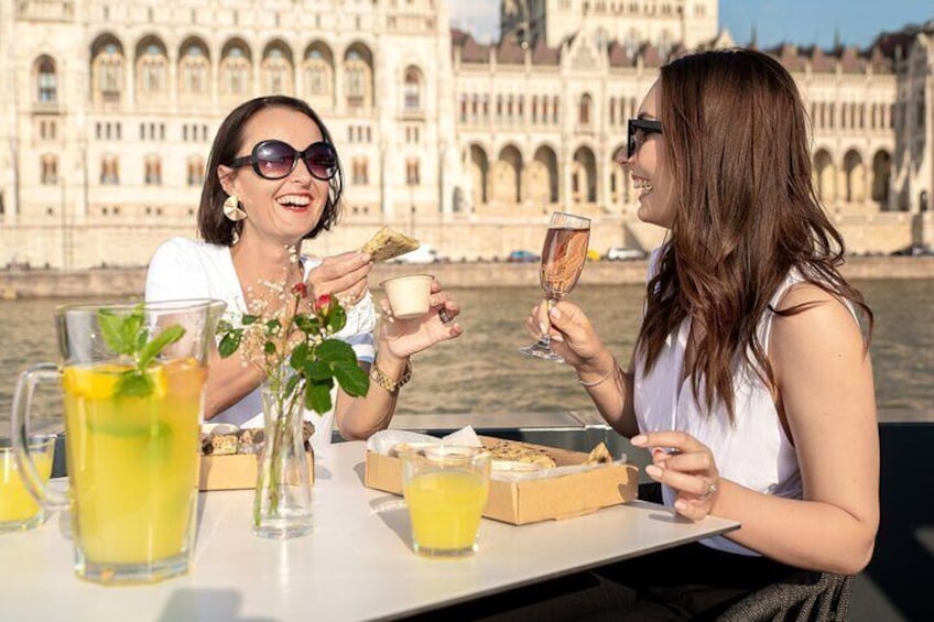 Budapest Evening or Night Sightseeing Cruise & Unlimited Prosecco