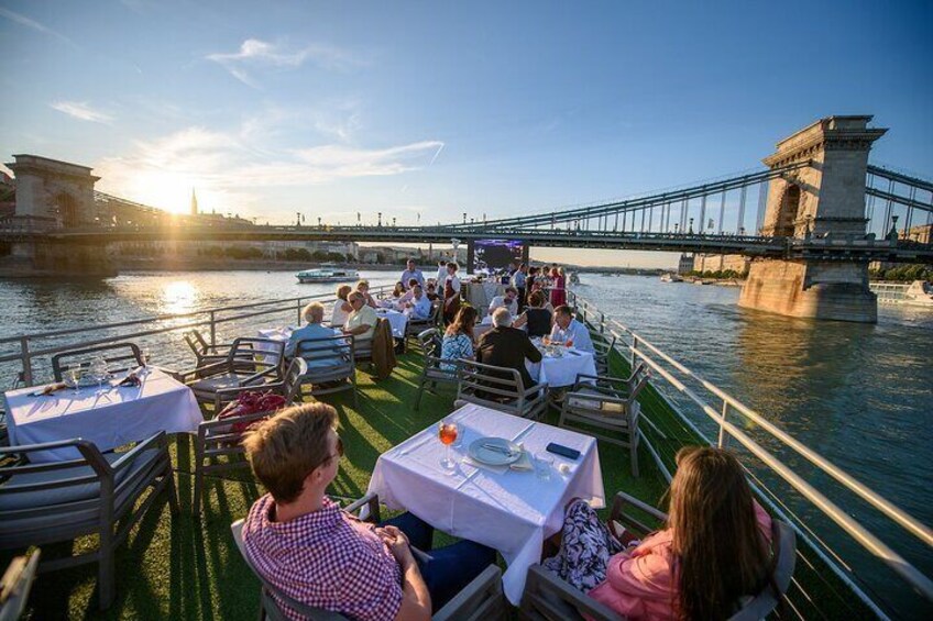 1-Hour & 30-minute Budapest evening cruise with unlimited Törley sparkling wine