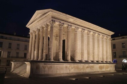 Tour privado a pie de 2 horas por el centro histórico de Nimes