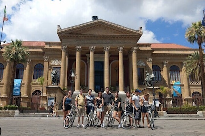 Sykkeltur i det historiske sentrum av Palermo med smaksprøver