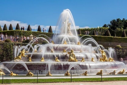 Live-Tour durch das Schloss Versailles mit Zugang zu den Gärten von Paris a...