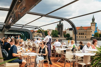 Prag: Vltava-floden: Lunchkryssning i en glasbåt med öppen topp