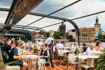 Prague : Vltava River Lunch Cruise dans un bateau de verre à toit ouvert