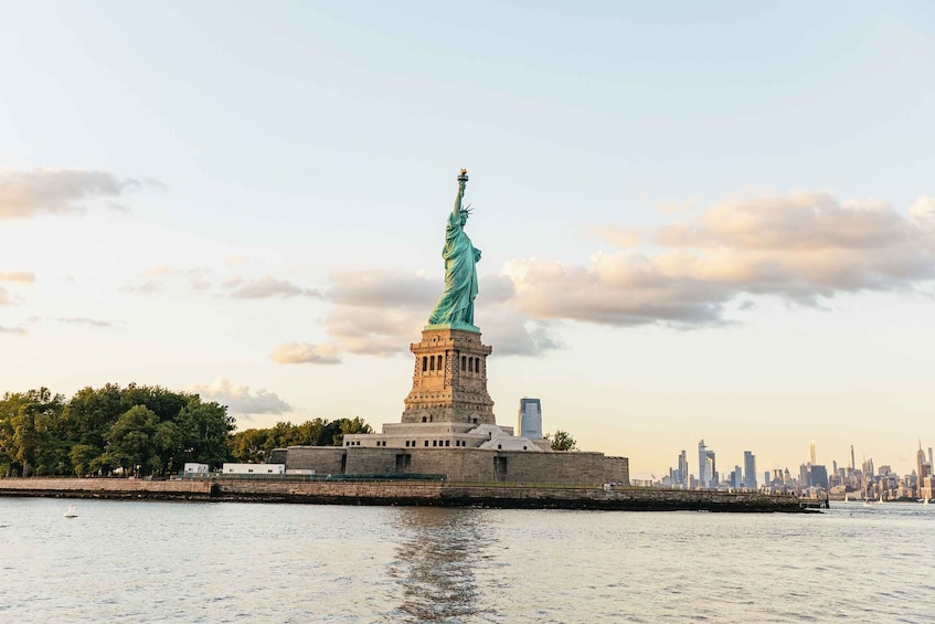 Picture 9 for Activity New York City: Sunset Yacht Cruise