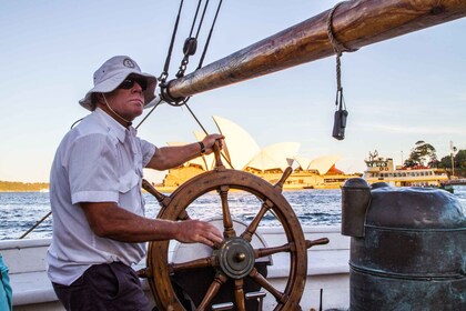 Sydney Pelayaran Makan Malam Senja di Pelabuhan Kapal Tinggi