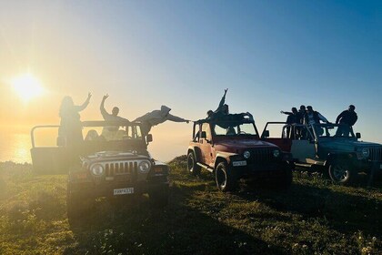 Tour pomeridiano del convoglio in jeep di Santorini Wrangler