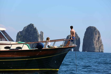 Amalfista: Capri: Li Galli -saaret ja Capri - kokopäiväveneajelulla