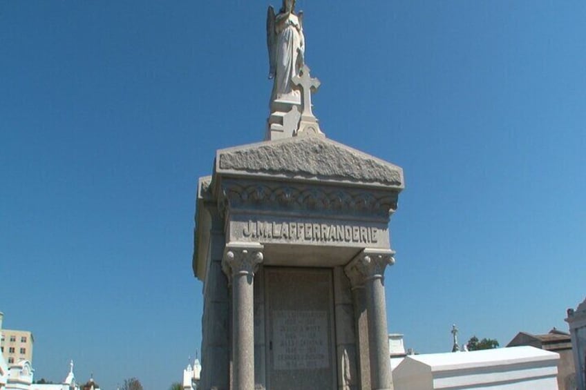 New Orleans Private City and Cemetery Tour (Up to 25 passengers)