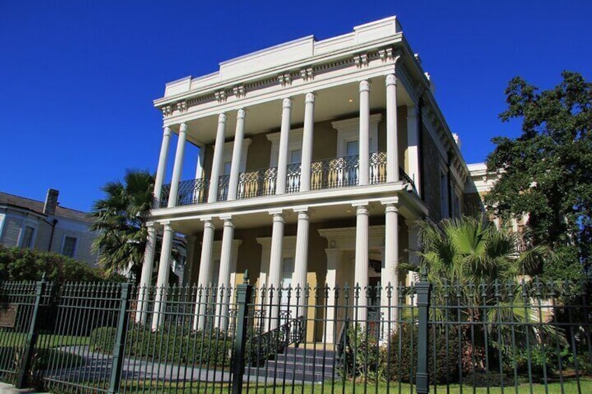 New Orleans Private City and Cemetery Tour (Up to 25 passengers)