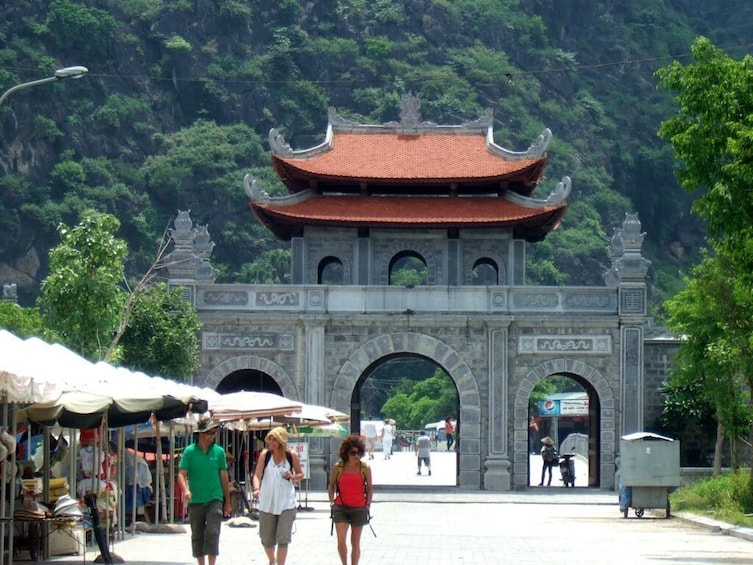 Full Day Van Long Natural Reserve and Hoa Lu Ancient Town 