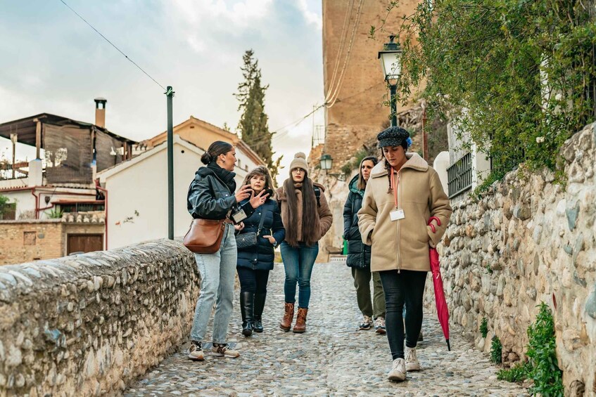 Granada: Albaicín and Sacromonte Guided Sunset Walking Tour