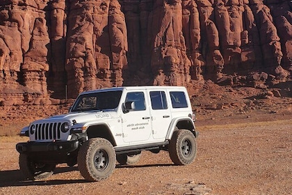 Needles Canyonlands 4X4 Jeep Tour from Moab (3 Person Minimum)