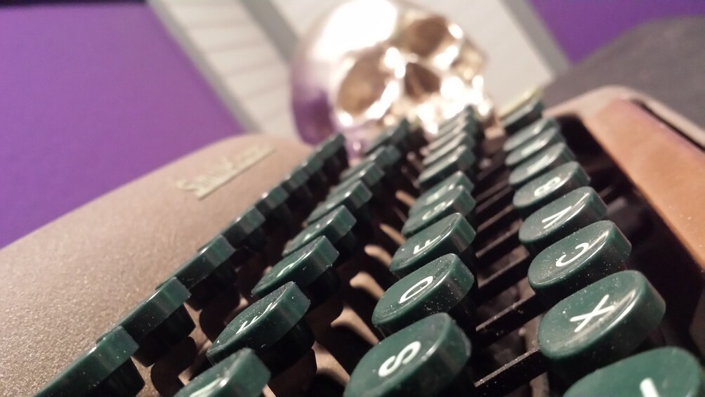typewriter and skull at the escape room in Escondido