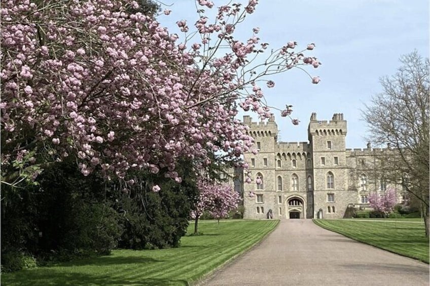 Stonehenge, Bath, Windsor and Roman Baths Guided London Day Trips