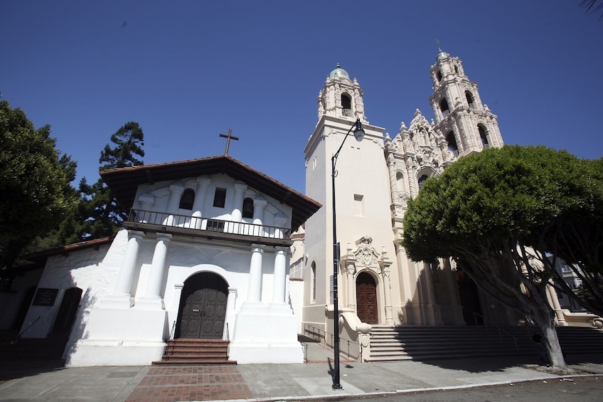 Mission District Food and History Walking Tour: Small Group