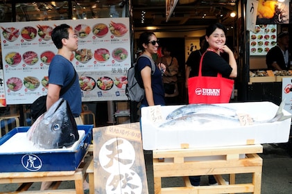Il mercato del pesce Tsukiji di Tokyo con un abitante del luogo
