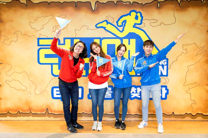 Carregar foto 1 de 10. Group at the Running Man Thematic Experience Center