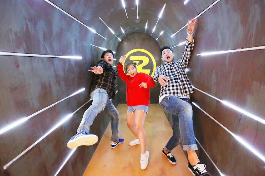 Carregar foto 3 de 10. Group having fun at the Running Man Thematic Experience Center