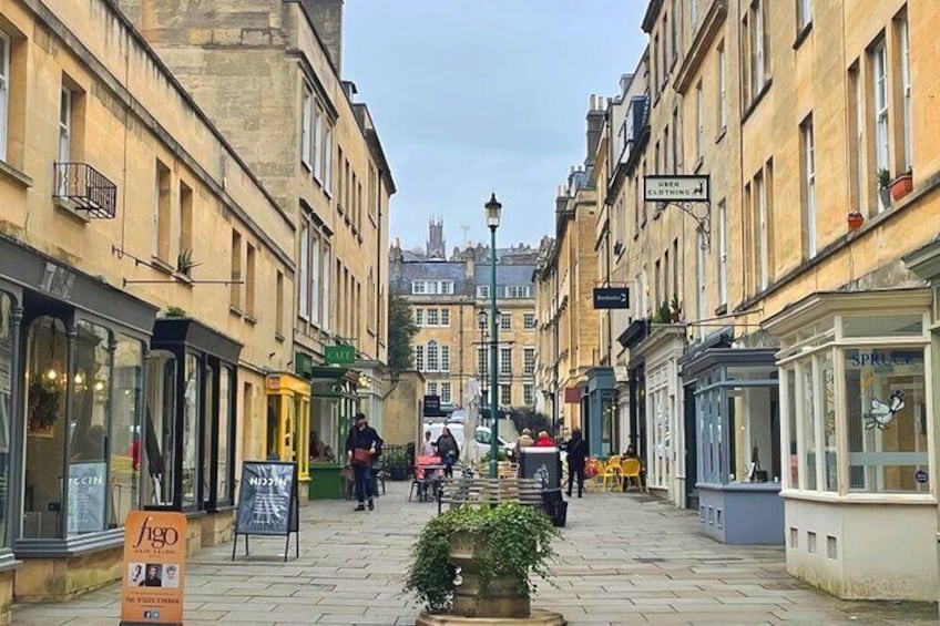 Discover amazing alleys and intriguing cut throughs