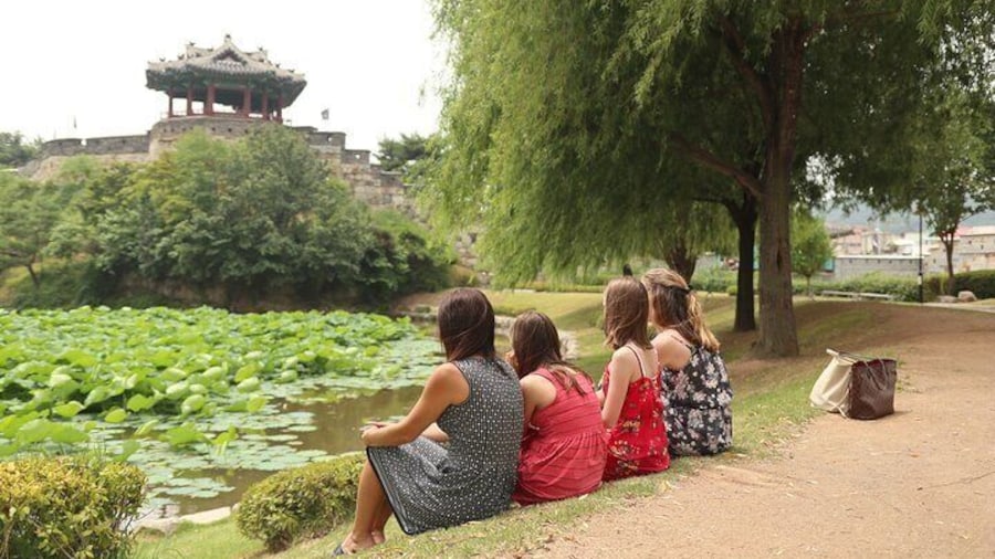 The Private Tour to Suwon UNESCO Fortress and Korea Folks Village