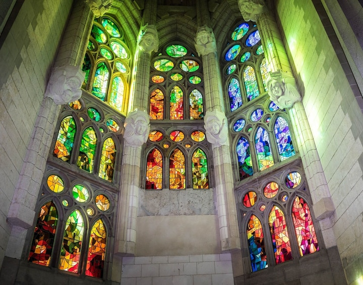 Sagrada Familia: Skip the line Guided Tour with Optional Tower