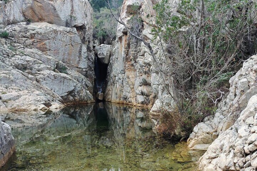 After 15 minutes of 4x4 and a small path you reach the granite pools.