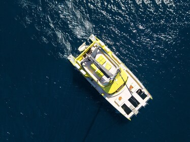 Experiencia relajante en catamarán en Barcelona