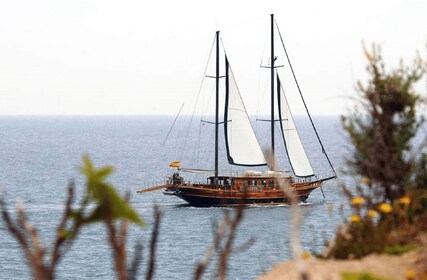 Live Music & Sunset Wooden Boat in Barcelona