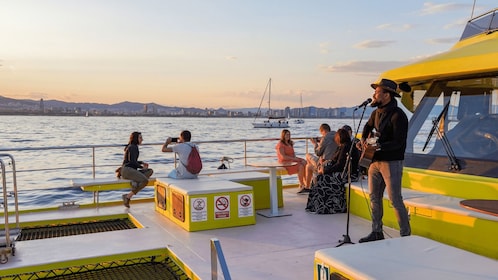 Eco Catamaran avec spectacle en direct au coucher du soleil à Barcelone