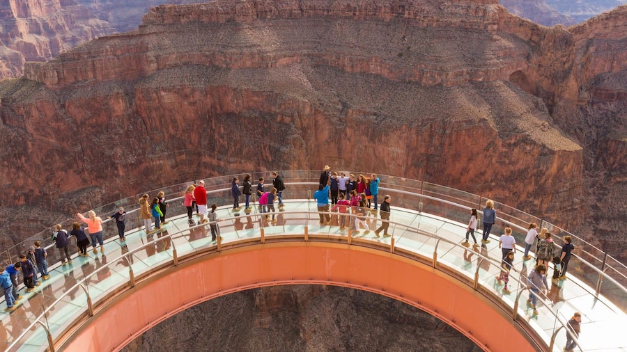 Multi-Stop West Rim Premier Bus Tour With Walking Tour Guide