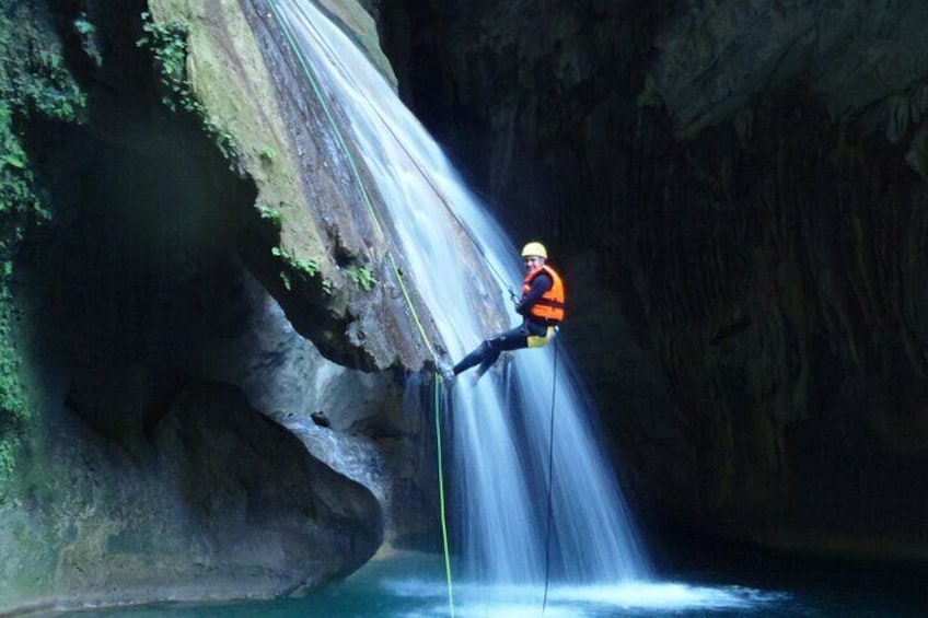 2-Day Tour with Canyoning and Rappelling to the Infiernillo Canyon