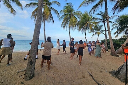 Cours de salsa sur la plage au coucher du soleil à San Juan