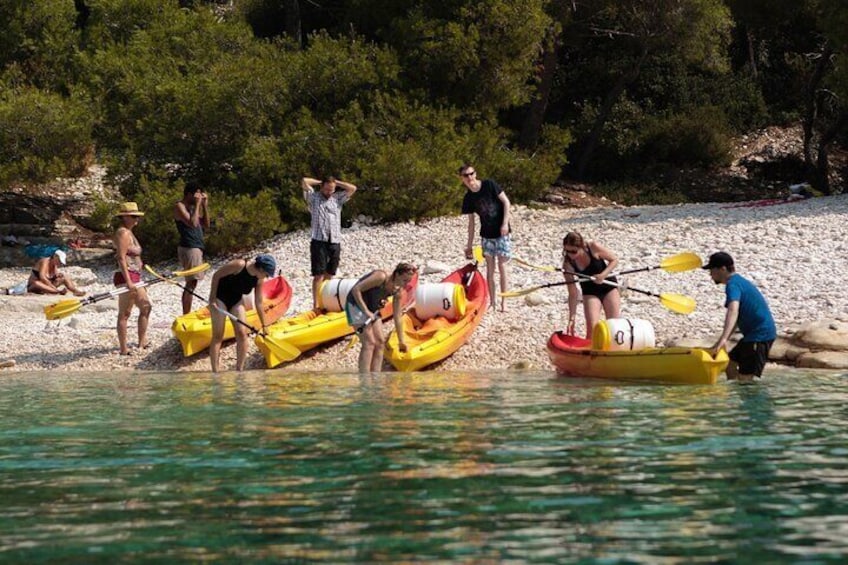 4 Hours Sea Kayaking in Komiža