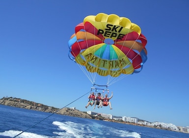 Santa Eulària des Riu: Parasailing-båtcruise med drikkevarer