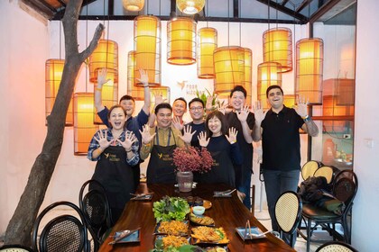 河内：在当地别墅举办烹饪班并游览市场