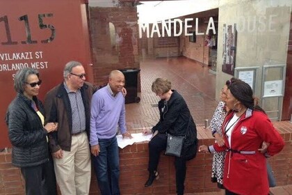 ソウェトとヨハネスブルグツアー。プライベート送迎