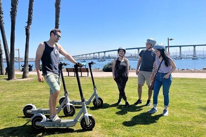 写真を含むEスクーターでコロナド島を探索