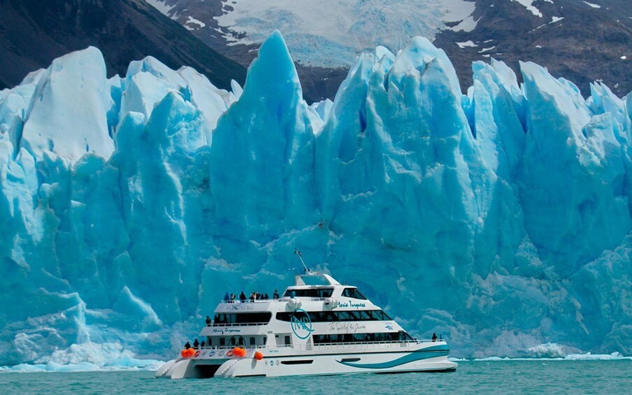 Close up of a boat cruising near the glaciers in Lago Argentino 