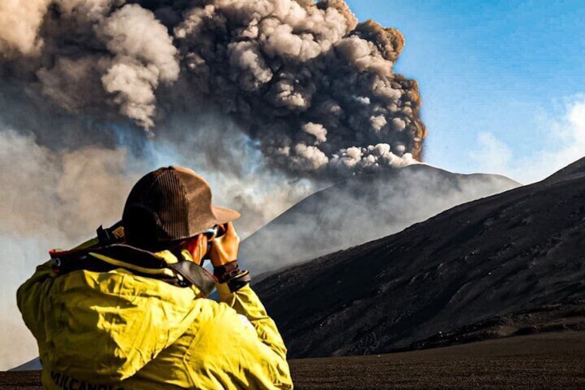 Photographing the explosions of the Southeast Crater from the North Slope