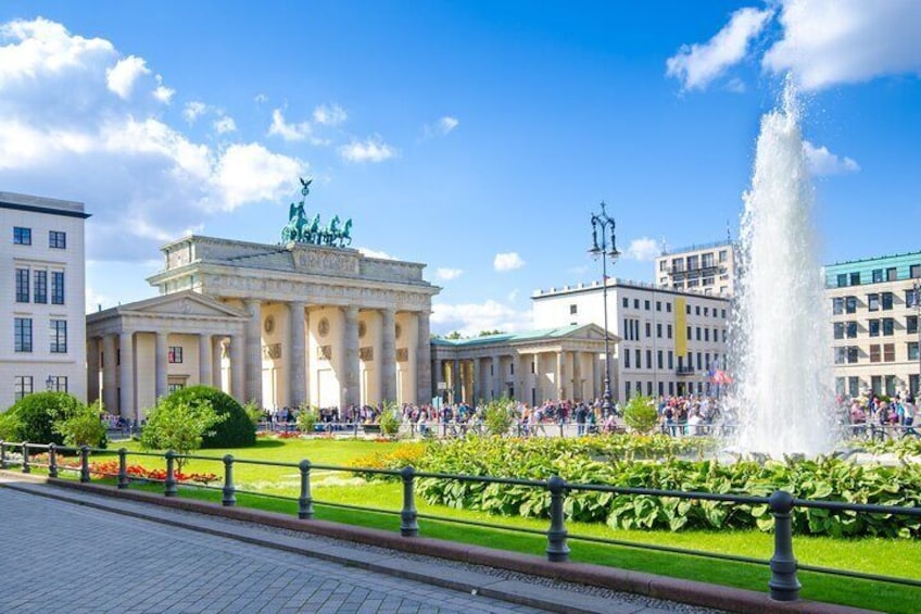 Half-Day Bike Tour of Berlin Top Attractions with Private Guide