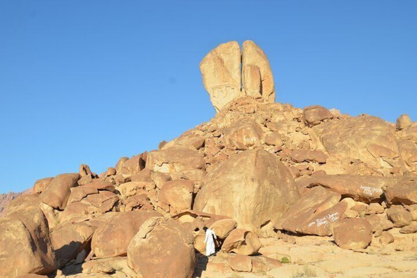 Full-Day Exploring The Land Of Midian & The Split Rock Of Mose's