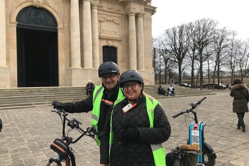 A scooter stop at Versailles with Stacey and her husband