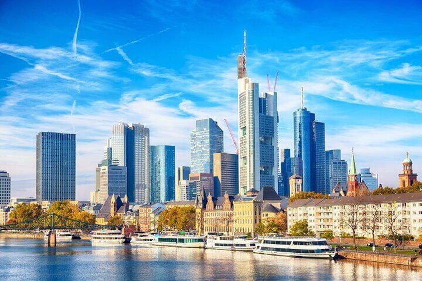 Frankfurt Private Walking Tour along with Relaxing Cruise